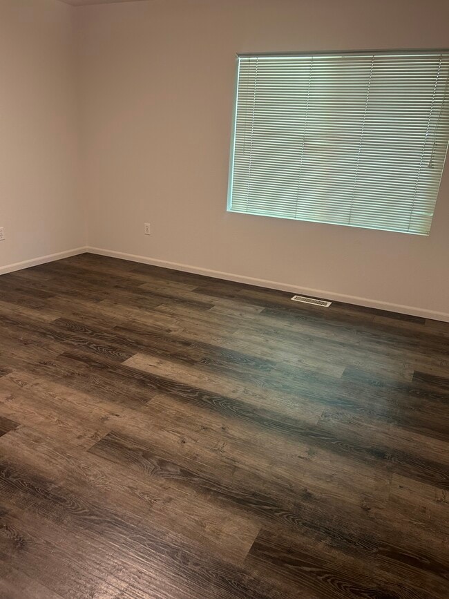 Bedroom 1 main floor - 3716 Decathlon Pky