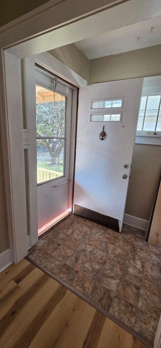 Building Photo - 912 S 3rd St