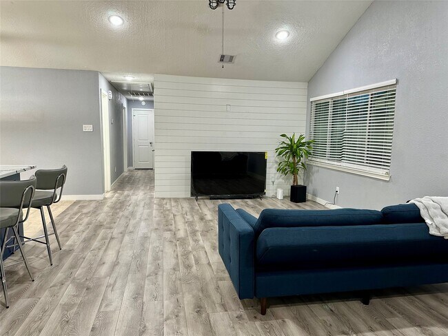 Building Photo - 7114 Golden Dale Ct