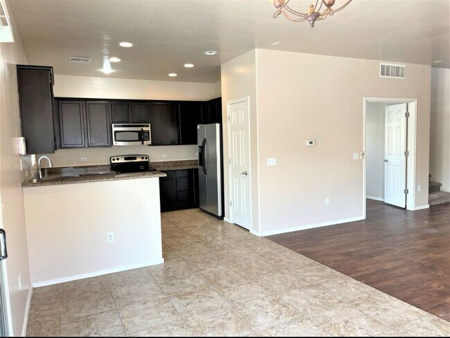 Building Photo - "Charming 4-Bed Home with 2.5 Baths in Tuc...