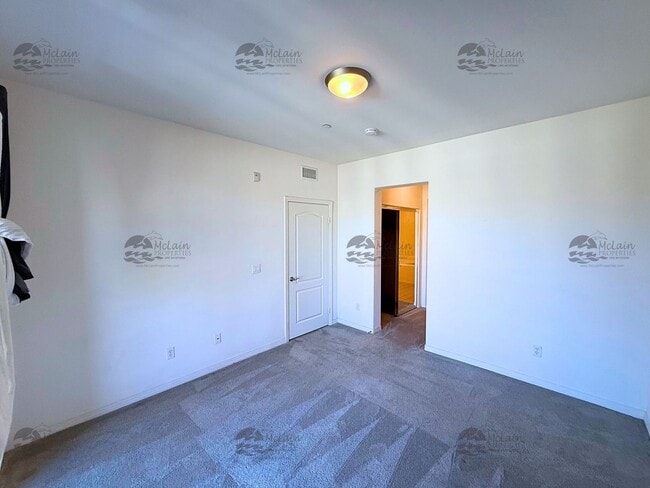 Building Photo - Top Floor 2BD/2BA Condo