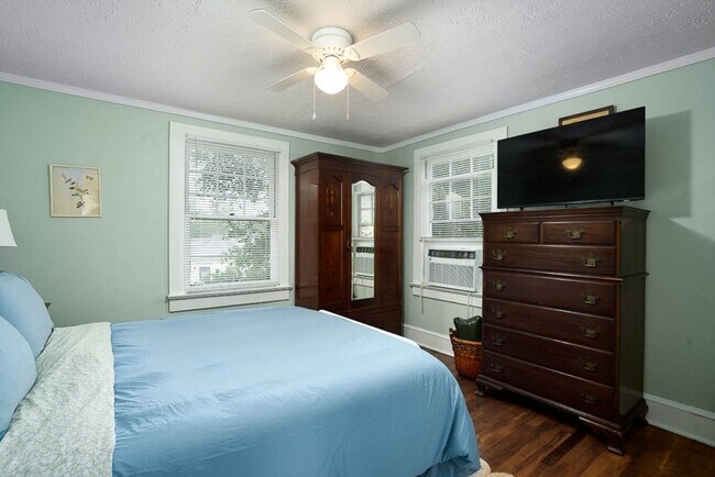 Building Photo - One Bedroom Garage Apartment in 5 Points!!