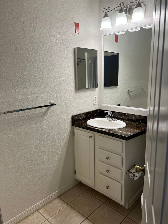 Building Photo - 2 Bedroom 2 Bath Condo For Rent in Kissimm...