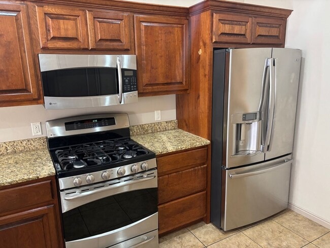Building Photo - Beautiful 3 bedroom, 2.5 bath  townhome in...