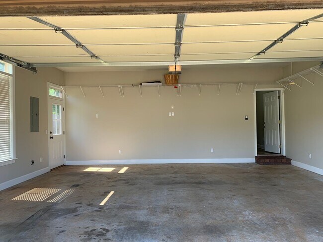 Building Photo - 102 Valley Chase Dr