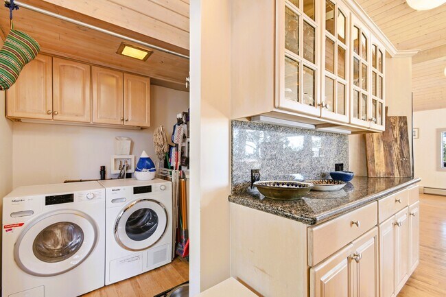 Building Photo - 499 Pine Song Trail