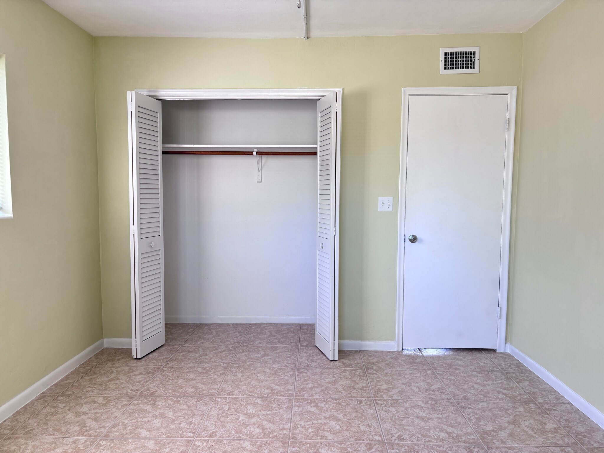 Building Photo - 1950 Lake Osborne Dr