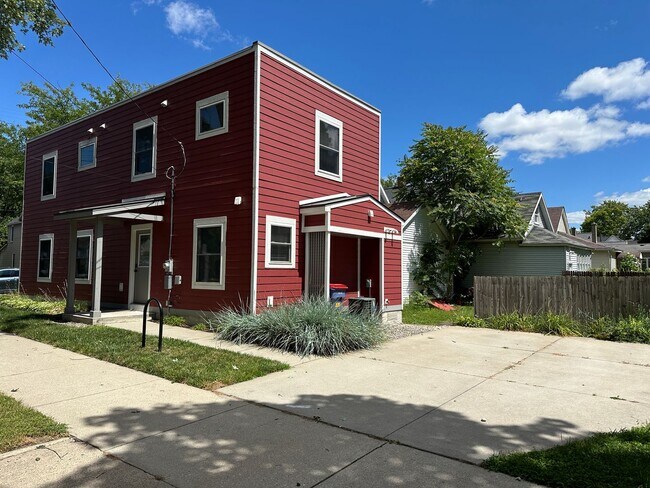 Building Photo - 924 Dayton St SW
