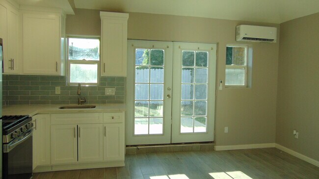 Building Photo - 6642 Forbes Ave