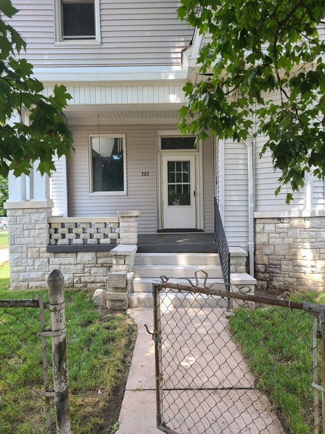 Building Photo - 5 Bed/ 2 bath house