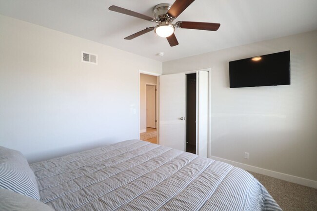 Building Photo - 586 Poppy Ln