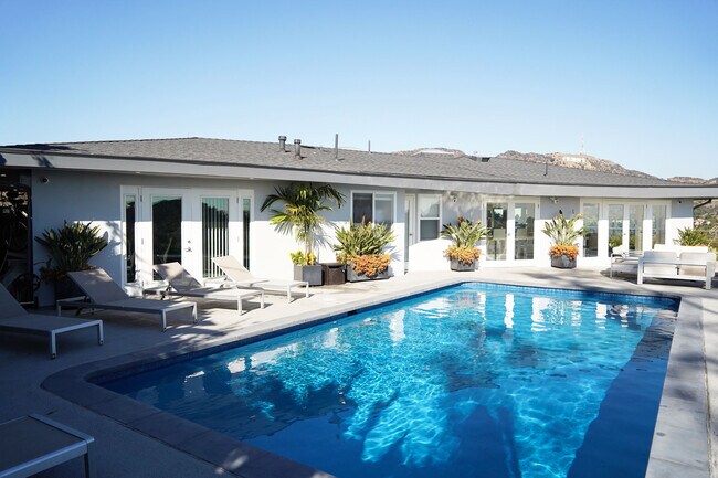 Building Photo - 2900 Lakeridge Dr