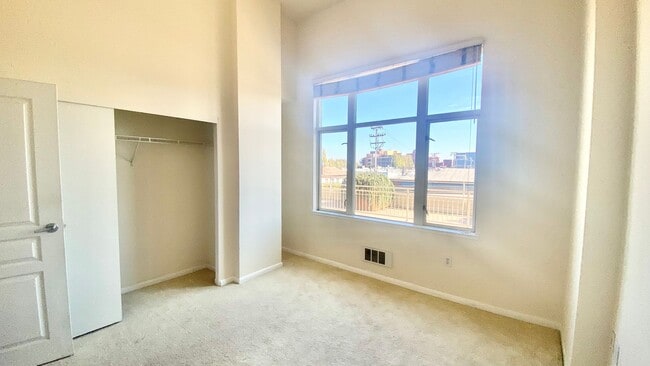 Building Photo - Fantastic 2-Bedroom with Huge Deck