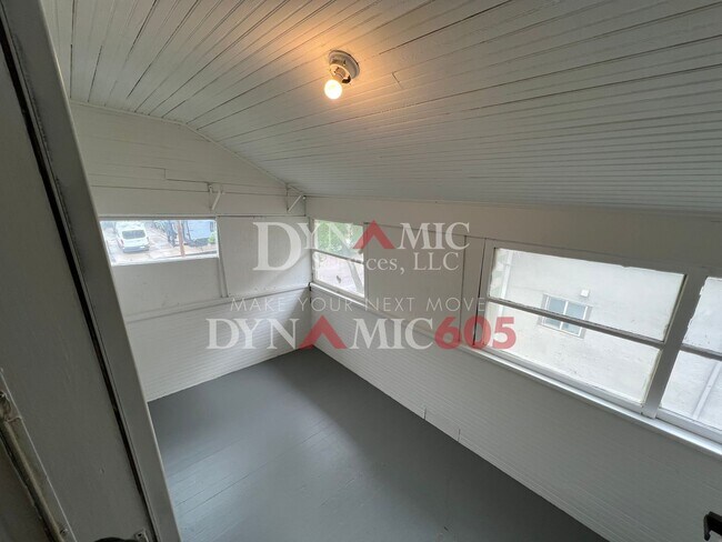 Building Photo - Upper 2BR/1BA - All Utilities Paid by Land...