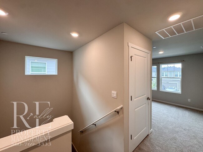Building Photo - Bright 2024-Built Home with Modern Finishes & Fully Fenced Yard