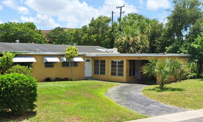 Building Photo - 3-2 House with Central air and carport ! G...