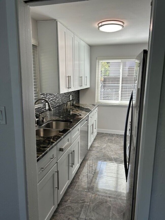 Building Photo - Newly Remodeled Duplex