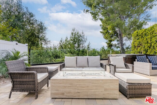 Building Photo - 2637 Angelo Dr