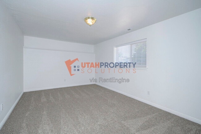 Building Photo - 496 W 330 S