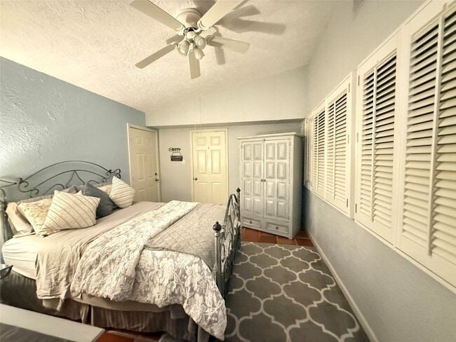 Building Photo - 728 Hogan Dr