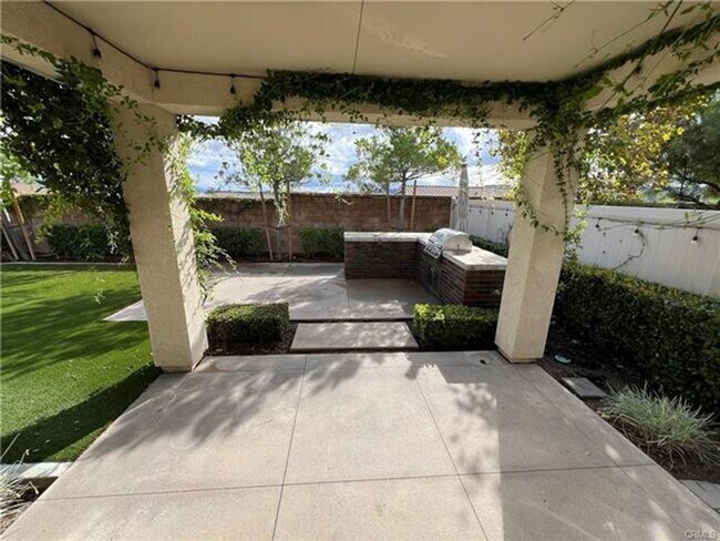 Building Photo - Welcome to this exceptional single-story 4-bedroom, 4-bathroom home!