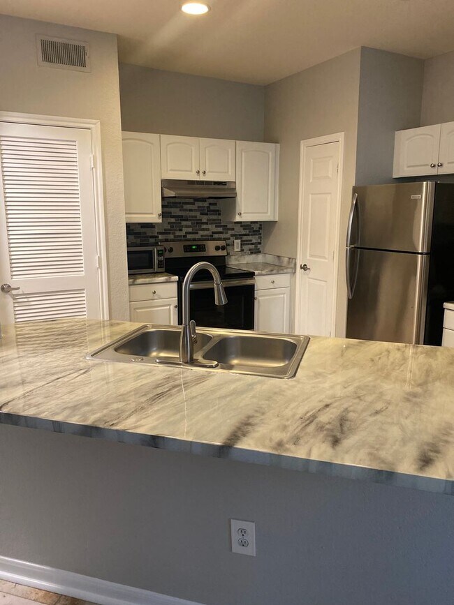 Building Photo - Large Downtown 1 bedroom with Pool View!