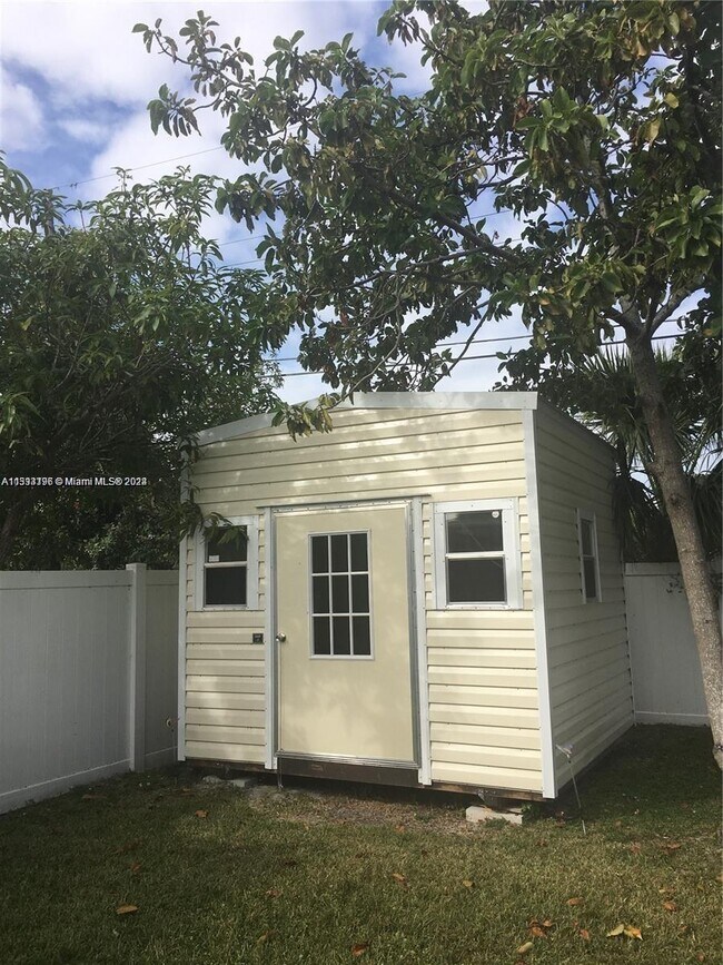 Building Photo - 2449 SW 7th St