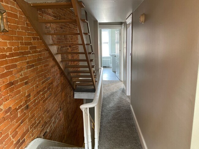 Building Photo - 612 E Chestnut St