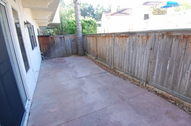 Building Photo - Light and Bright 2 bedroom 2.5 bath!!