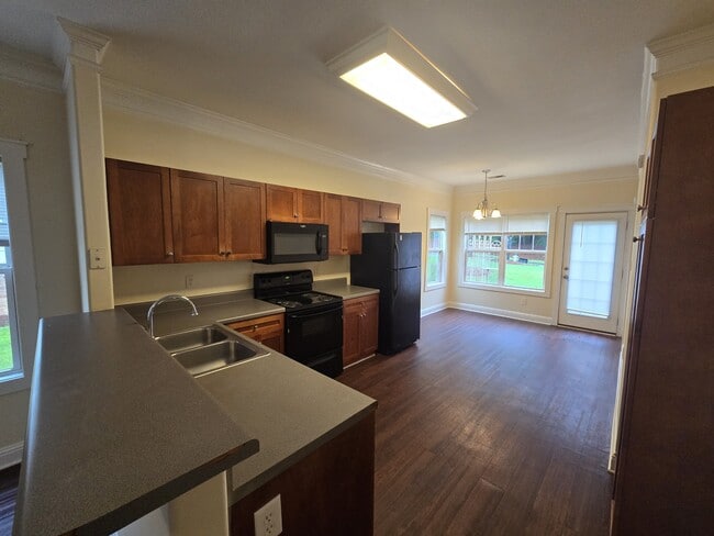 Building Photo - 2140 Lakeside Dr