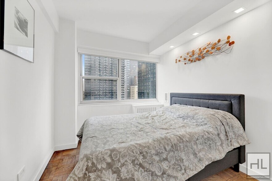 Building Photo - 333 E 46th St