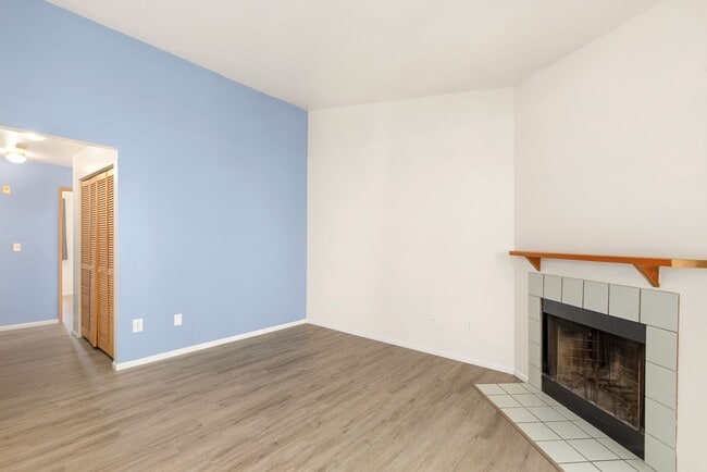 Building Photo - Charming 1 Bedroom Condo in Kenmore with P...