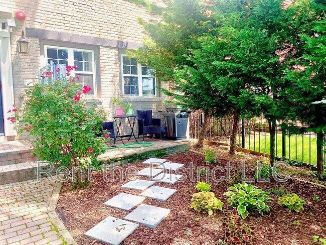 Building Photo - 1424 L St SE