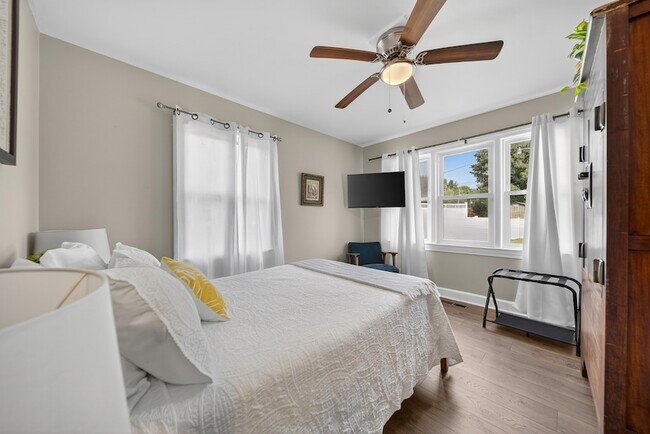 Building Photo - 147 Sunset Dr