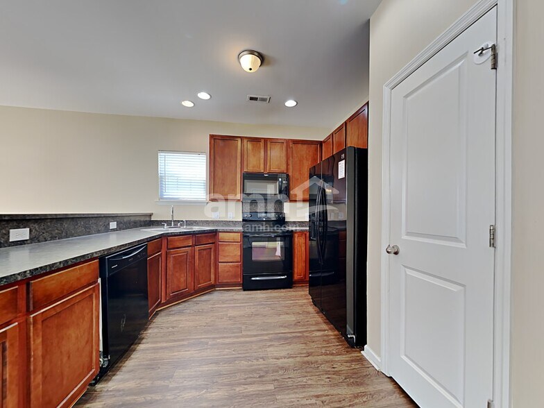Building Photo - 577 English Oak Cir