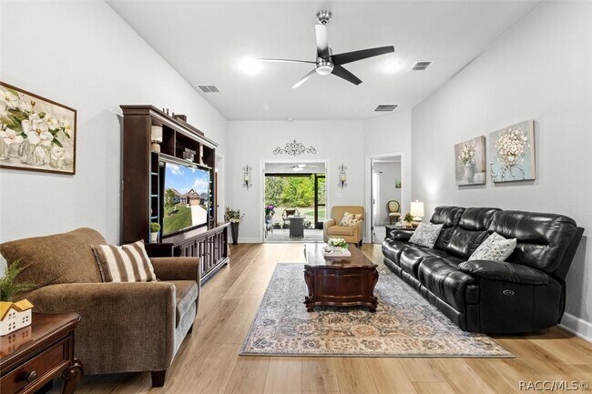 Building Photo - 615 W Rexford Dr