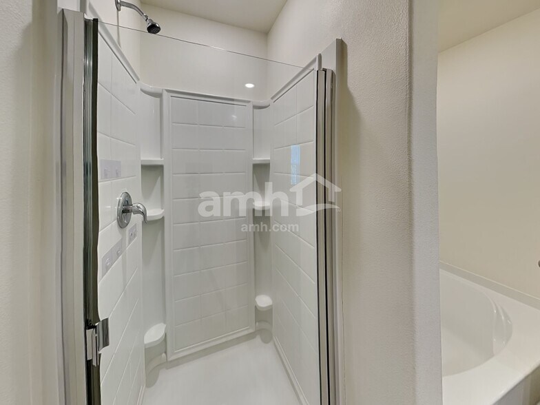 Building Photo - 2323 NW Matteo Dr