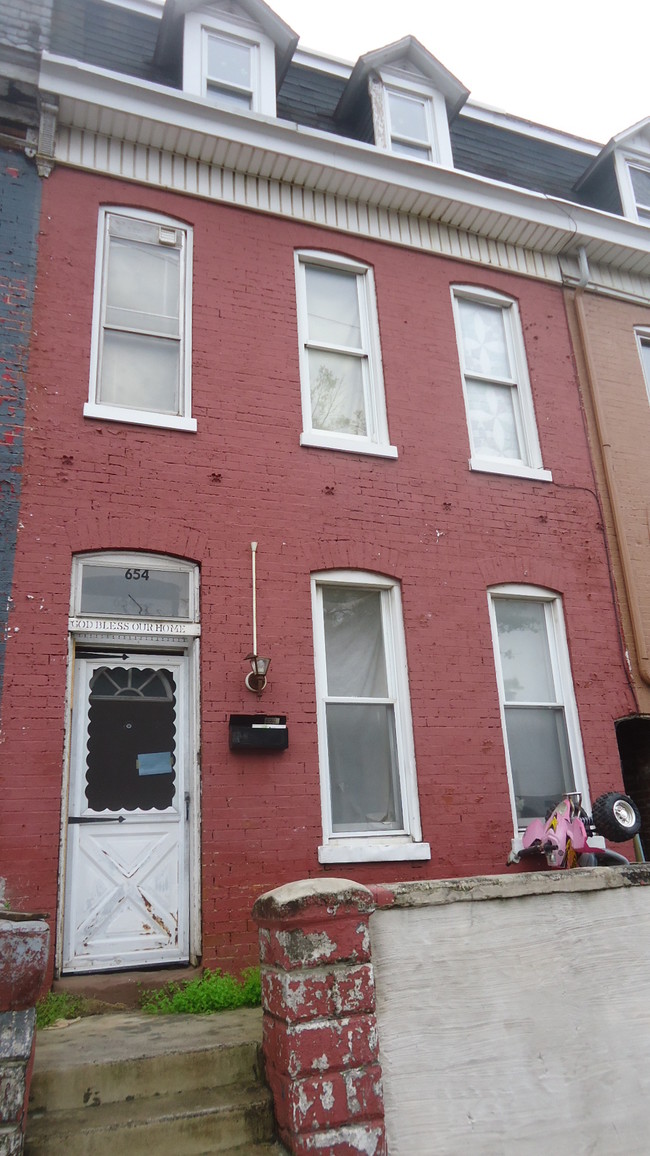 Primary Photo - 654 E Market St