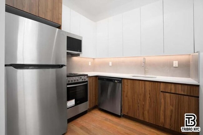 Building Photo - 3 bedroom in Brooklyn NY 11206