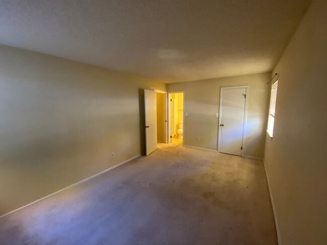 Building Photo - Inviting 2-bedroom, 2-bathroom condo