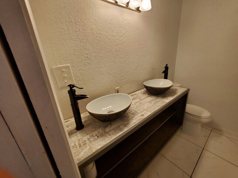 Double vanities - 9140 Timber Path