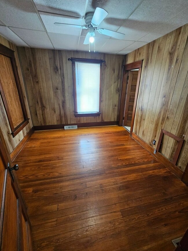 Building Photo - Spacious 2 Bedroom 1 Bath with 2 car Garage