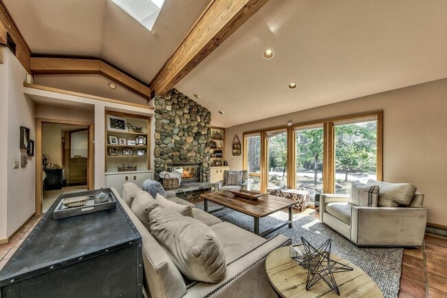 Building Photo - Perfect Location