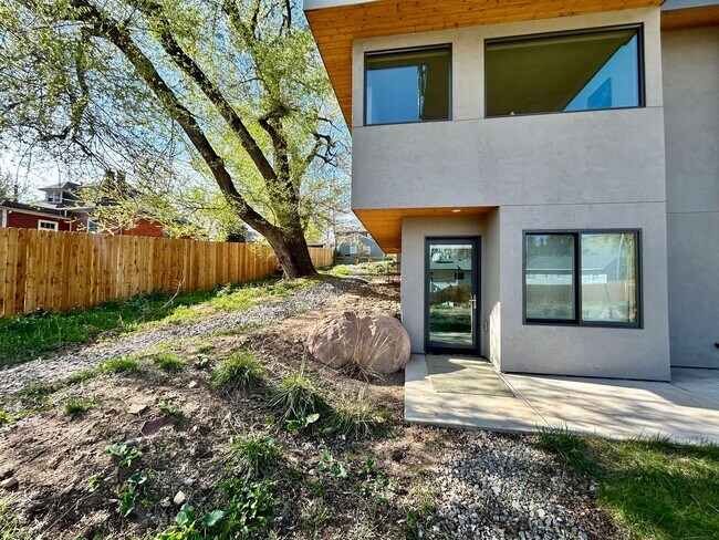 Building Photo - Modern 1BR Apt. (Built 2023), Walk to Down...
