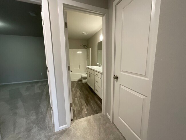 Building Photo - Beautiful 4 Bedroom, 2.5 Bath Home Availab...