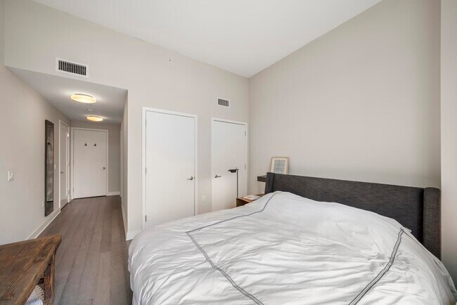 Building Photo - 1200 AVENUE AT Port