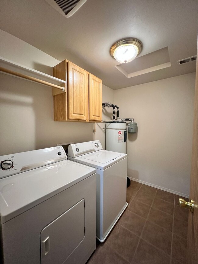 Building Photo - 1713 W Fern Dr