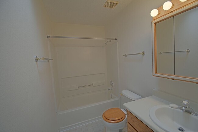 Building Photo - NE Heights Townhome Available For Move In