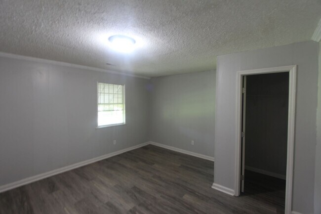 Building Photo - New On The Market!  Fresh Updates!!