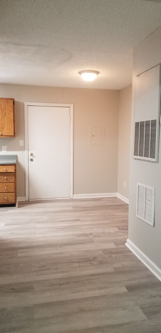Building Photo - SPECIAL, HALF OFF FIRST MONTHS RENT!